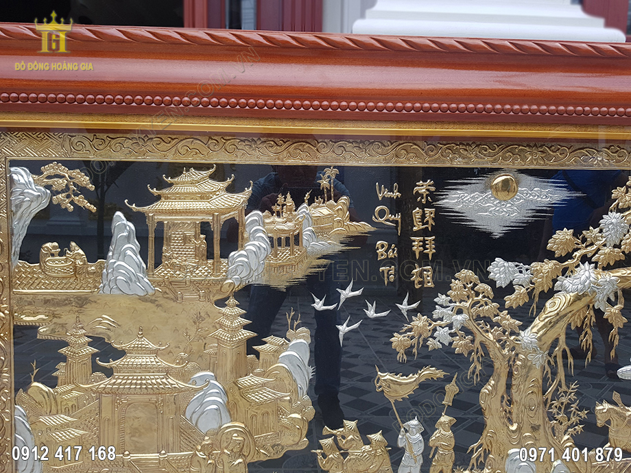 Họa tiết mắt ngọc tr&ecirc;n khung tranh được chạm khắc v&ocirc; c&ugrave;ng tỉ mỉ